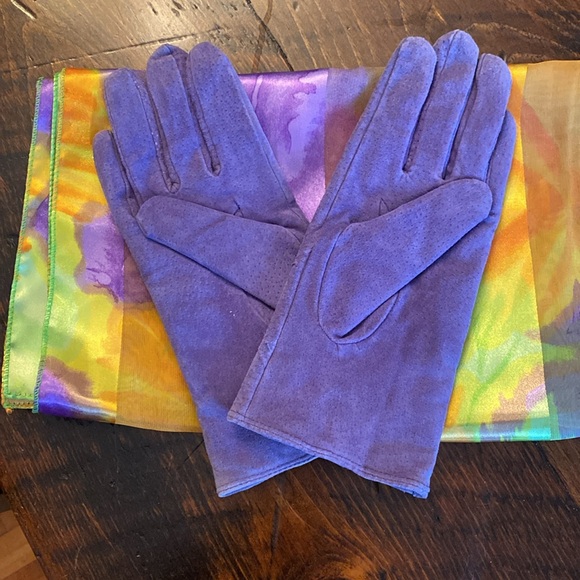 NWOT Gloves and Scarf - Picture 2 of 3